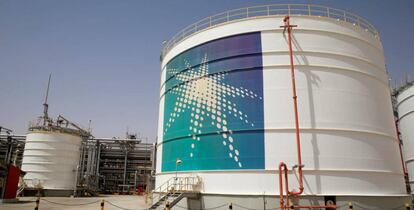 Tanque de petróleo de Aramco en el campo de Shaybah.