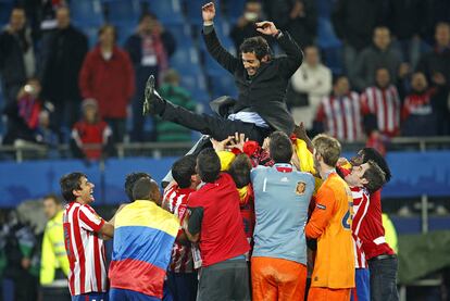 Los jugadores mantean a Quique Sánchez Flores ttras conseguir la victoria. Se desata la locura en Hamburgo.