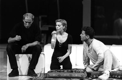Desde la izquierda, Eusebio Poncela, Amparo Larrañaga y Carlos Lozano, en la obra de teatro "Los bellos durmientes", de Antonio Gala en el teatro Marquina de Madrid, el 20 de septiembre de 1994. 