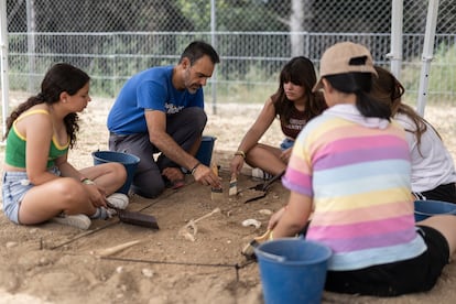 Alumnos de 3º de ESO participan en un taller de arqueología en el Campus Ítaca de la Universitat Autònoma de Barcelona (UAB).