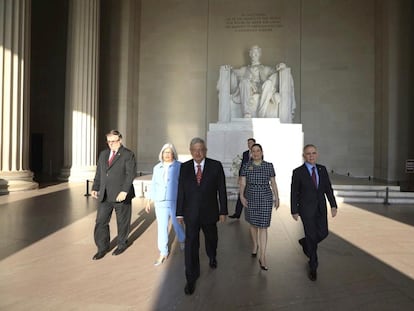 López Obrador y su comitiva en el monumento a Abraham Lincoln, en Washington.