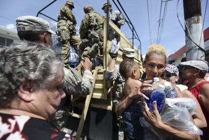 Soldados repartiendo víveres en un barrio de San Juan.