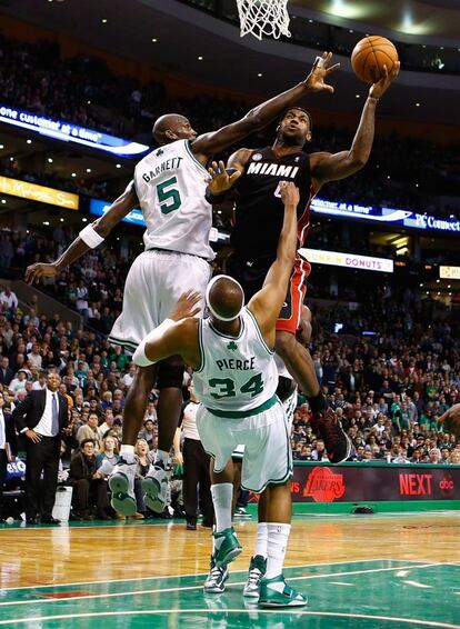 Kevin Garnett de los Celtics intenta taponar a LeBron James.