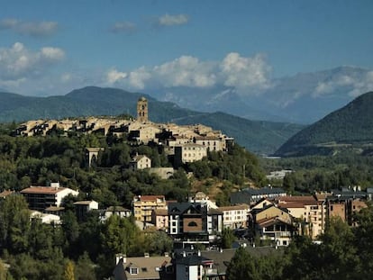 Vistas de la villa de Aínsa sobre el cerro con los Pirineos al fondo.