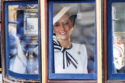 London (United Kingdom), 15/06/2024.- Britain's Catherine Princess of Wales smiles as she travels from Buckingham Palace to Horse Guards Parade inside a carriage during the Trooping the Colour parade in London, Britain, 15 June 2024. The Princess of Wales made her first public appearance since she disclosed that she has been diagnosed with cancer in March 2024. The king's birthday parade, traditionally known as Trooping the Colour, is a ceremonial military parade to celebrate the official birthday of the British sovereign. (Princesa de Gales, Reino Unido, Londres) EFE/EPA/TOLGA AKMEN
