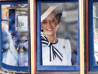 London (United Kingdom), 15/06/2024.- Britain's Catherine Princess of Wales smiles as she travels from Buckingham Palace to Horse Guards Parade inside a carriage during the Trooping the Colour parade in London, Britain, 15 June 2024. The Princess of Wales made her first public appearance since she disclosed that she has been diagnosed with cancer in March 2024. The king's birthday parade, traditionally known as Trooping the Colour, is a ceremonial military parade to celebrate the official birthday of the British sovereign. (Princesa de Gales, Reino Unido, Londres) EFE/EPA/TOLGA AKMEN