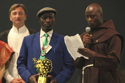 Peter Tabichi junto a su padre Lawrence Tabichi.