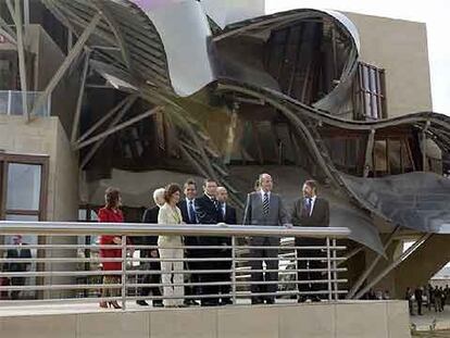 El rey Juan Carlos, acompañado del <i>lehendakari</i> Juan José Ibarretxe y otras autoridades, inauguró en Elciego la bodega de Marqués de Riscal.