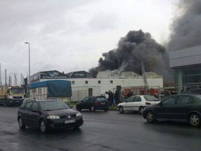 El fuego calcina la nave de un concesionario de coches en Ferrol