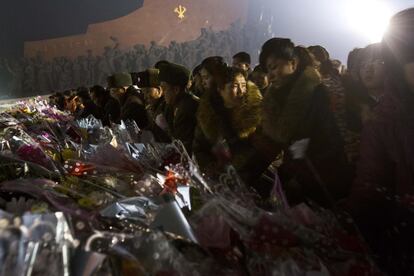 Ciudadanos de Corea del Norte ponen flores en la base de las estatuas de los líderes Kim Il Sung y Kim Jong Il en Mansu Hill en Pyongyang.