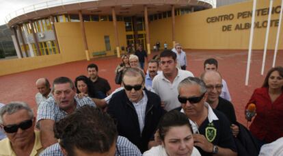 Juan Enciso, en el centro con gafas oscuras y camisa azul y blanca, ayer, a la salida de la prisión de Albolote, acompañado por familiares y amigos.