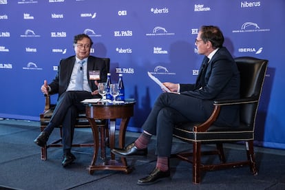 Gustavo Petro, presidente de Colombia (izquierda) en conversación con Jan Martínez Ahrens, director de EL PAÍS América.