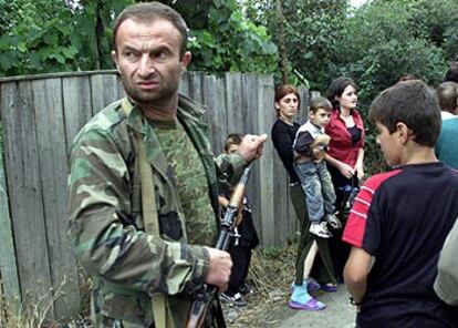 Un soldado georgiano escolta a varios vecinos de Vanati, en Georgia.