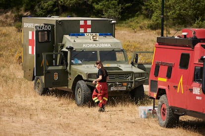 Miembros de la UME (Unidad Militar de Emergencias) participan en las labores de extinción del incendio, este jueves.