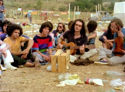 Dolors Palau, Jaume Sisa i Xavier Riba interpreten 'El set cel' al Canet Rock (1975), en un fotograma del documental 'Canet Rock' de Francesc Bellmunt