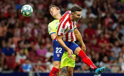 Maire Hermoso le disputa un balón aéreo a Jaime Mata en el último Atlético de Madrid-Getafe.
