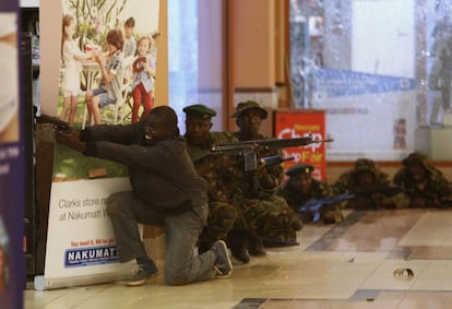 Soldados y polic&iacute;as tratan de controlar la situaci&oacute;n en el interior del centro comercial. 