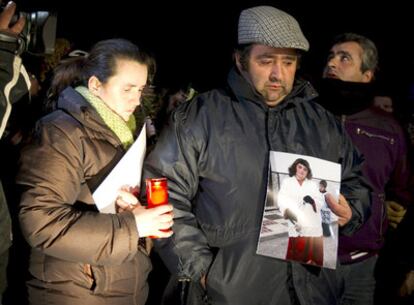 Los padres de María Esther, durante un homenaje el martes en Arriate, en el lugar donde fue hallado el cadáver, en el mismo día en el que la joven habría cumplido 14 años