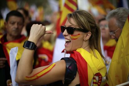 Una mujer pintada con los colores de la bandera de España.