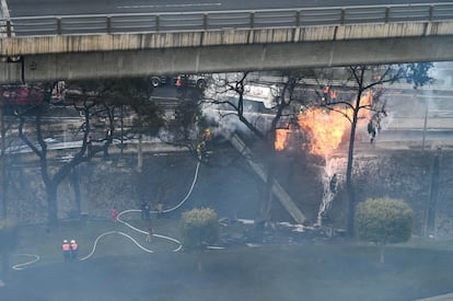 Bomberos combaten el incendio de la exlosión de la pipa en el puente de la Concordia, alcaldía Iztapalapa, este miércoles.  