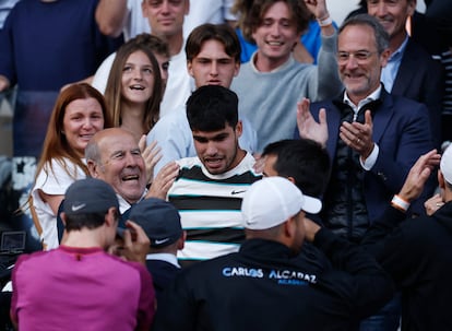 Alcaraz celebra el título con su familia.