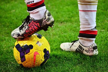 Detalle de las botas de Mario Balotelli 