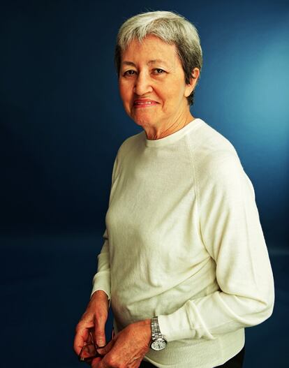 Carlota Bustelo. Madrid, 1939. Feminista. PSOE. Miembro por España en el Comité para la Eliminación de la Discriminación contra la Mujer (CEDAW) de la ONU. Primera directora del Instituto de la Mujer en 1983. Diputada por Madrid.  “Lo que se me quedó en el camino es mucho. Fui solo diputada en la legislatura constituyente, y creo que fue por falta de tiempo y de experiencia parlamentaria, porque no la tenía, claro, y porque faltaban más mujeres, sobre todo más mujeres feministas, y aquí no os sintáis dolidas las que no os considerabais entonces tal cosa. Creo que si todas hubiéramos tenido esa conciencia, habríamos podido avanzar mucho más. Era difícil y por eso ahora no hay que cometer tal error, no hay que olvidar ni ningunear a los grupos feministas. Están ahí, tienen que ser hoy movimiento de vanguardia”.