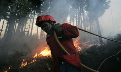 Un bombero lucha contra las llamas en el parque natural Peneda Gerés