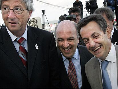 El comisario Joaquín Almunia, en el centro, junto a Jean-Claude Juncker (izquierda) y Nicolas Sarkosy .