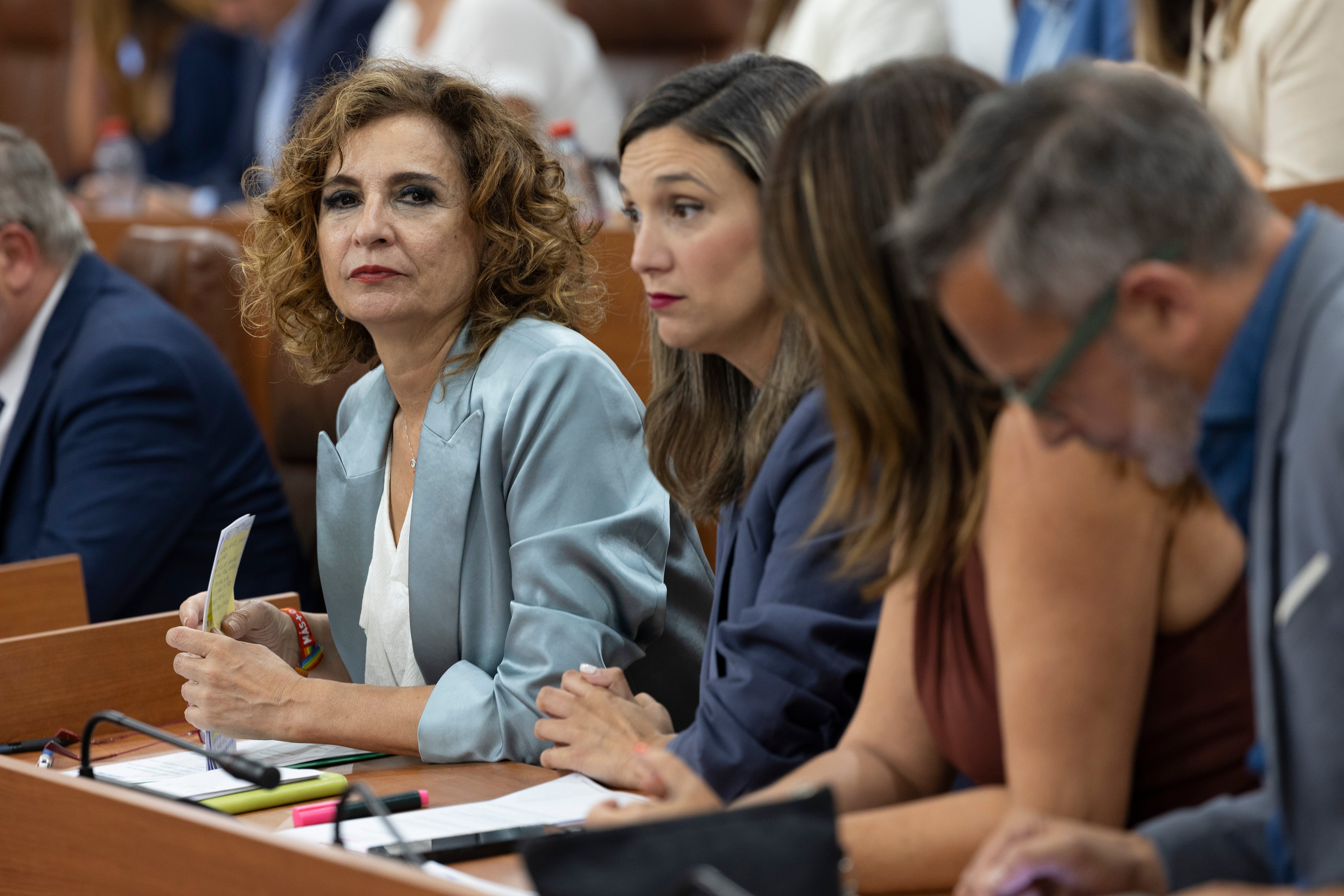 La líder del PSOE-A, María Jesús Montero (a la izquierda), junto a la diputada María Márquez, este martes.