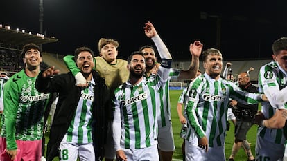 Los jugadores del Betis celebran el pase a la final de la Conference tras empatar con la Fiorentina.
