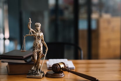 Estatua de la señora justicia en el escritorio de un juez o abogado.