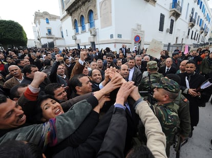 Manifestantes tunecinos saludan a soldados que escoltan un tribunal de la capital. Las protestas piden la salida de los jueces que actuaron a favor del régimen de Ben Ali.