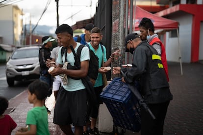 Un grupo de migrantes venezolanos hace fila para recibir café y pan afuera de la iglesia Cristo Rey en San José, el pasado 12 de octubre.