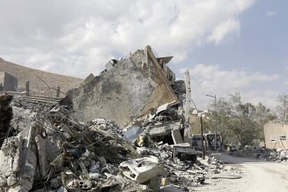 Restes d'un edifici científic destruït pels EUA al districte de Barzeh, al nord de Damasc, durant un recorregut de premsa organitzat pel Ministeri d'Informació sirià.