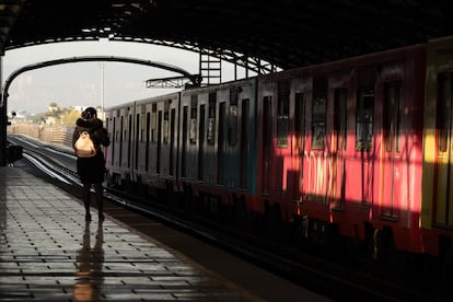 Una mujer espera un tren en una estación de la Línea B del metro de Ciudad de México, en enero de 2024.