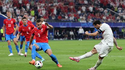 Acción durante el partido entre República Checa y Turquía.