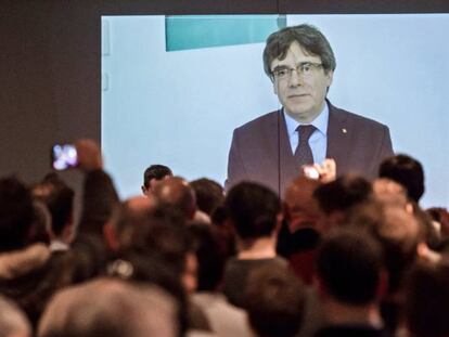 El expresidente catalán Carles Puigdemont durante un discurso a los jóvenes seguidores del partido Nueva Alianza Flamenca (N-VA) en Lovaina, Bélgica.