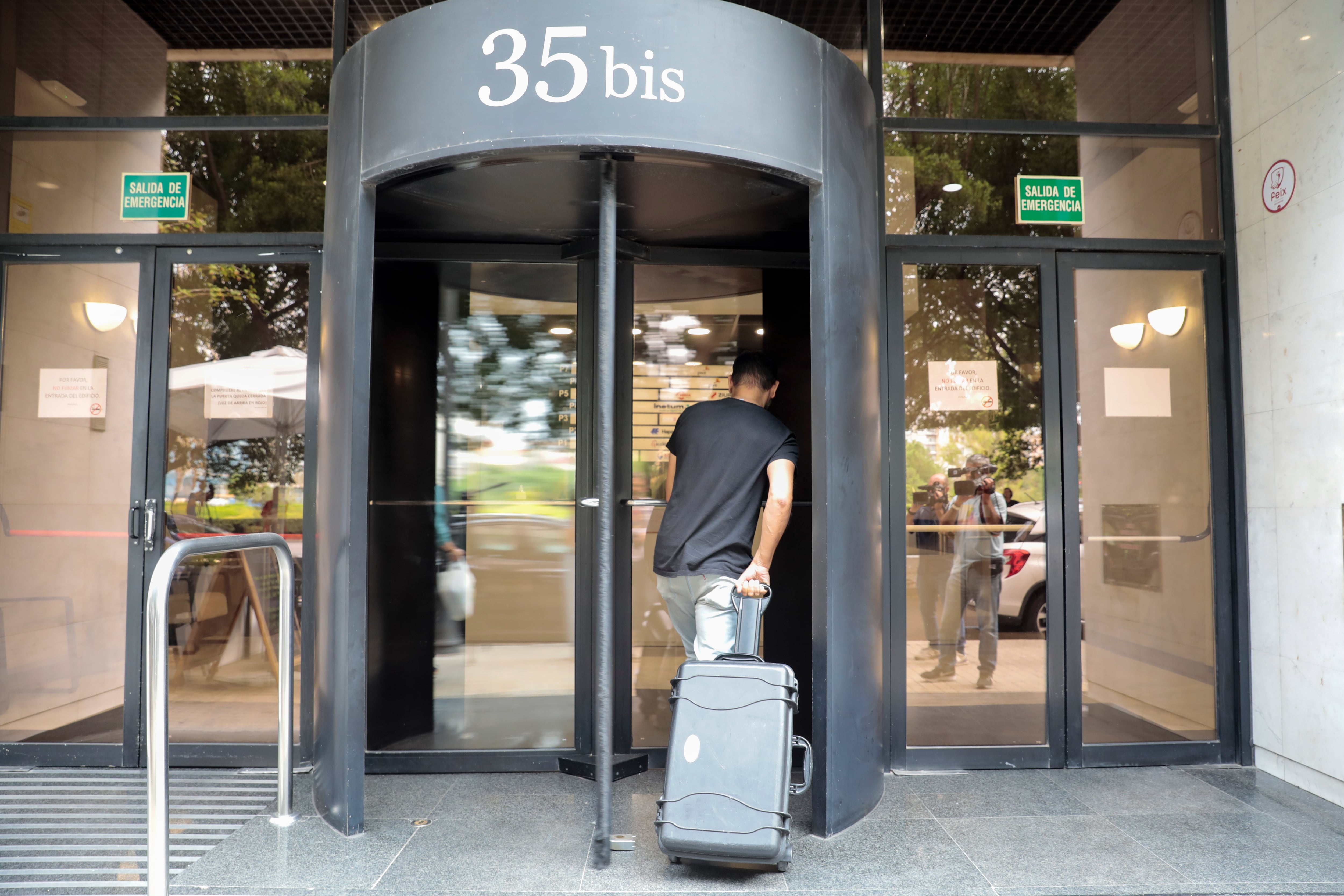 La UCO certifica pagos al PSOE y al PP de constructoras en el ‘caso Azud’ y regalos lujosos a un alto cargo del Consell de un empresario investigado