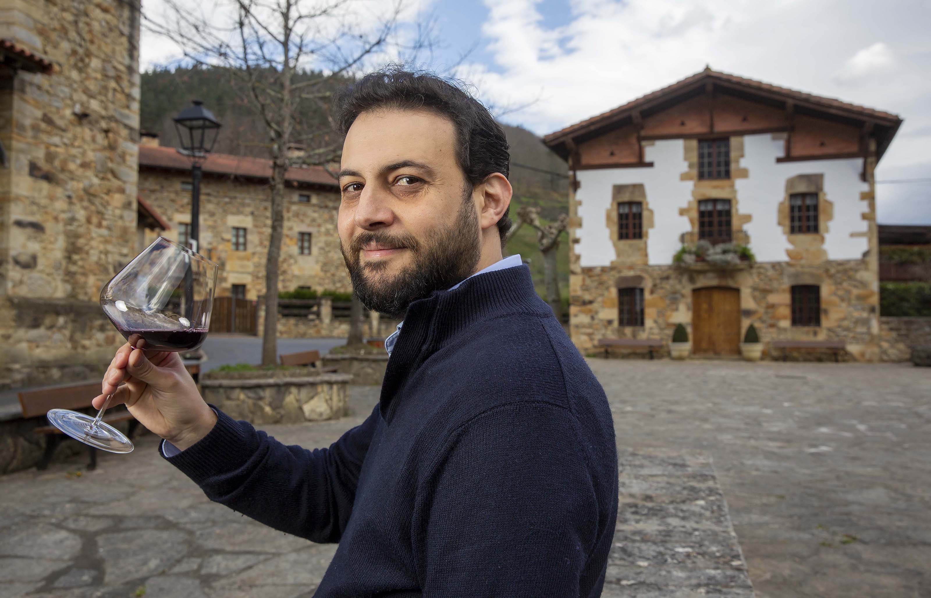 El sumiller Mohamed Benabdallah posa frente al Asador Etxebarri, en el barrio de Axpe de Atxondo (Bizkaia).