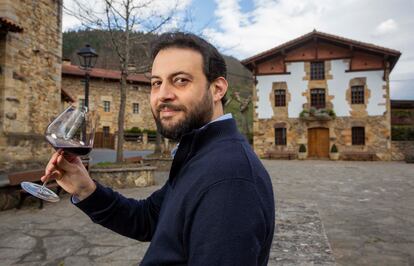 El sumiller Mohamed Benabdallah posa frente al Asador Etxebarri, en el barrio de Axpe de Atxondo (Bizkaia).