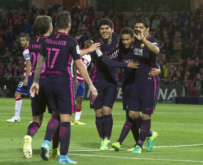 Los jugadores del Barcelona celebran el tanto de Neymar.