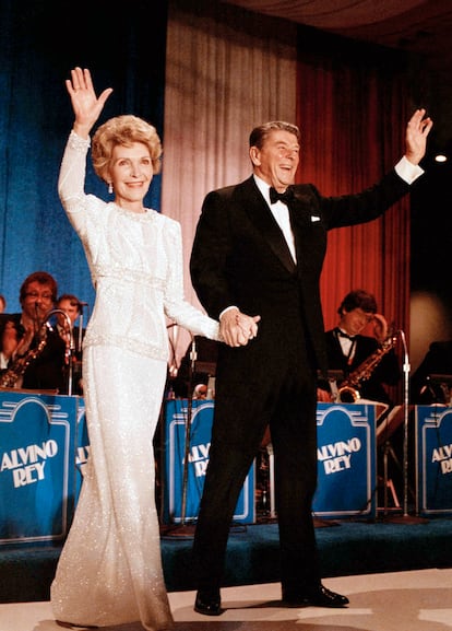 El presidente Ronald Reagan y la primera dama Nancy Reagan llegan al baile inaugural en el hotel Hilton de Washington el 21 de enero de 1985. 