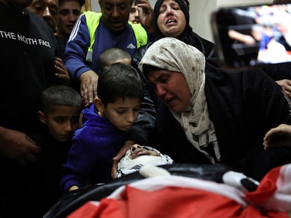 Un grupo de familiares en el funeral de un palestino muerto durante los últimos ataques de Israel, este viernes en Cisjordania.