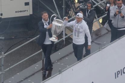 Sergio Ramos y Cristiano, en la pasarela montada para acercarse a la Diosa Cibeles.