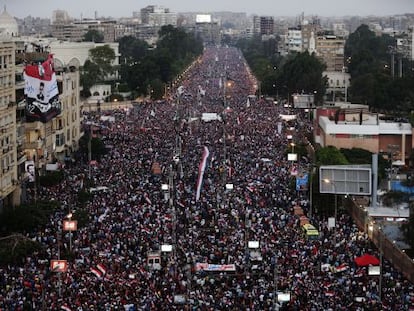 Cientos de miles de opositores de Morsi abarrotan una gran avenida en el exterior del palacio presidencial de Morsi. 