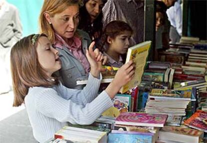 La celebracin, ayer, del Da del Libro fue una buena oportunidad para que las familias se acercaran a los puestos y a las libreras a regalarse con algn ttulo. Sin embargo, segn datos de la asociacin de libreros, el 47% de la poblacin vasca no lee ningn libro. Entre quienes s leen, mayoritariamente mujeres (37,3%) el gnero favorito es la novela (72%). El mayor nmero de lectores se concentra en la franja de entre 14 y 24 a?os. Los expositores de libros de Bilbao continuarn hoy con los puestos en la calle.