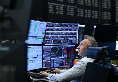 Un operador mira las cotizaciones en la Bolsa de Fráncfort.