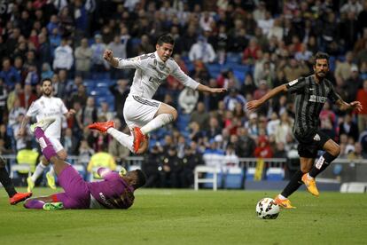 James salta al portero del Málaga, Kameni, durante el encuentro entre el Real Madrid y el Málaga C.F.
