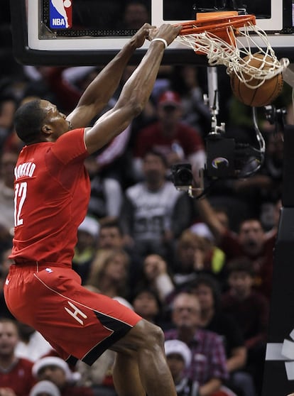 Dwight Howard, de los Rockets, machaca ante los Spurs.